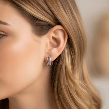 Korta silverörhängen hoops