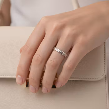 Mönstrad ring i silver