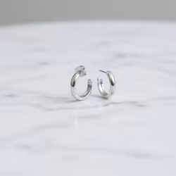 Korta runda silverörhängen