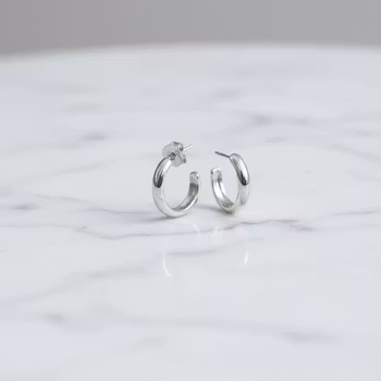 Korta runda silverörhängen