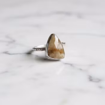 Silverring med gul Safir sten