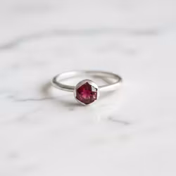 Ring med röd sten silver