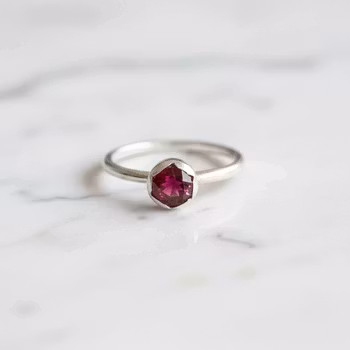 Ring med röd sten silver