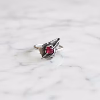 Silverring Löv och Rubin sten