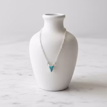 Silverhalsband med trekantig turkos sten