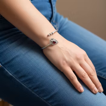 Öppet silverarmband med löv