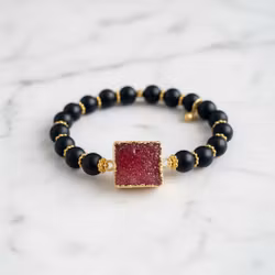 Armband svarta röda stenar