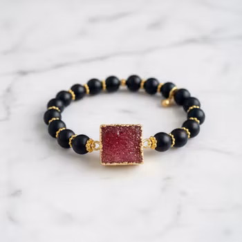 Armband svarta röda stenar