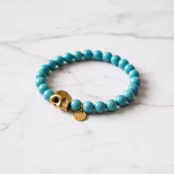 Turkosa pärlarmband med döskalle