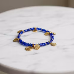 Blått pärlarmband med berlocker