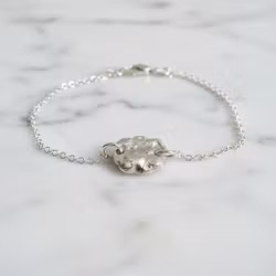 Silverarmband med rustik bricka