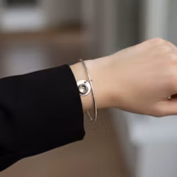 Armring med stor berlock silver