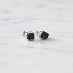 Silverörhängen svart rå turmalin sten