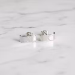 Silverörhängen huggie