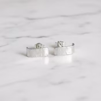 Silverörhängen huggie