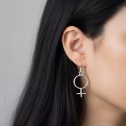 Silverörhängen med symbol kvinna