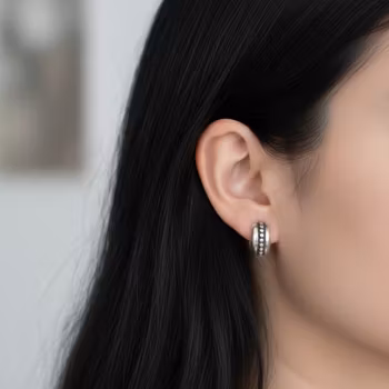 Korta silverörhängen hoops