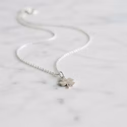 Silverhalsband med litet fyrklöver