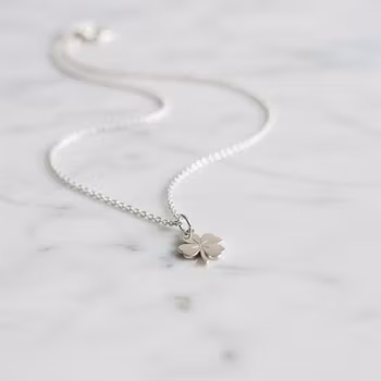 Silverhalsband med litet fyrklöver