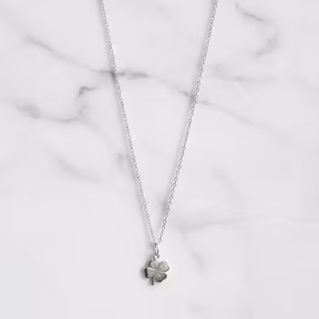 Silverhalsband med litet fyrklöver