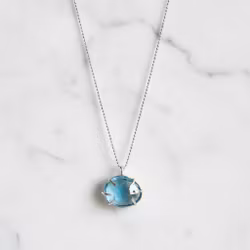 Silverhalsband med blå Topas sten