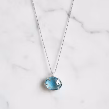Silverhalsband med blå Topas sten