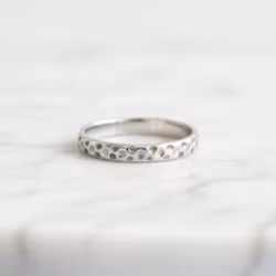 Mönstrad ring i silver