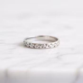 Mönstrad ring i silver