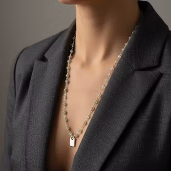 Silverhalsband med gröna stenar