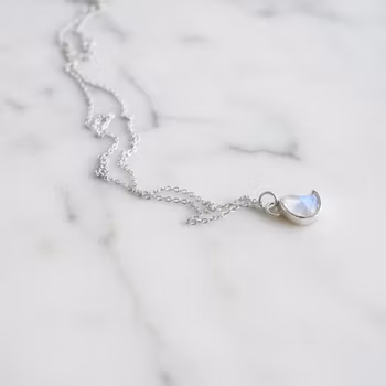 Silverhalsband med Månsten halvmåne