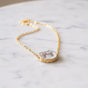 Halsband med vit Druzy Agat sten