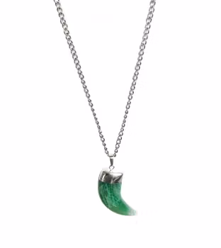 Halsband med stor grön ädelsten