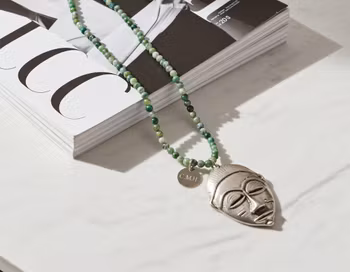 Långt grönt sten halsband