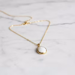 Guldpläterat halsband med vit Jade