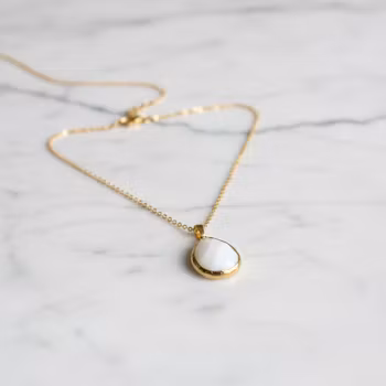 Guldpläterat halsband med vit Jade