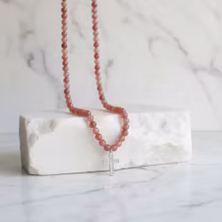 Långt pärlhalsband med kors