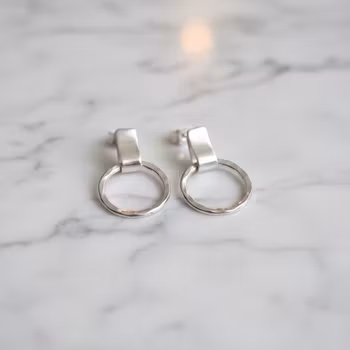 Silverörhängen hamrade cirklar