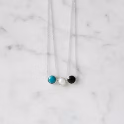 Halsband med inramad glassten