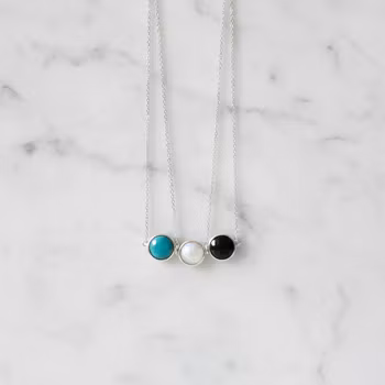 Halsband med inramad glassten