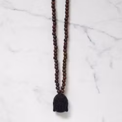 Brunt trähalsband med Buddha huvud