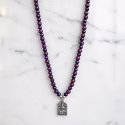 Långt lila trähalsband med hänge