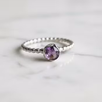 Kulring med Ametist sten