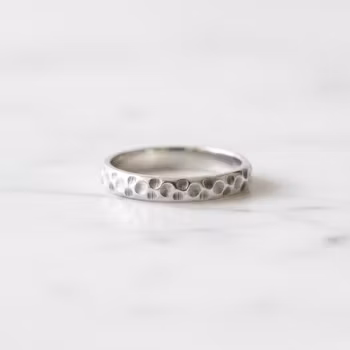 Mönstrad ring i silver