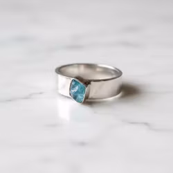 Bred silverring blå rå Apatit sten