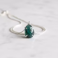 Silverhalsband med Emerald sten