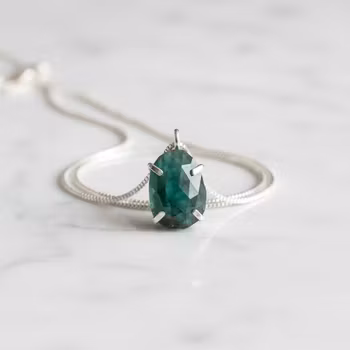 Silverhalsband med Emerald sten