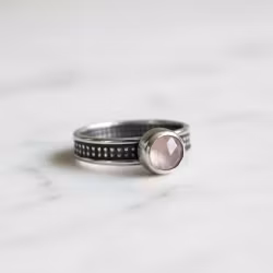 Ring med rosa sten Kalcedon