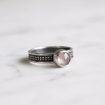 Ring med rosa sten Kalcedon