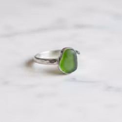 Silverring med grönt Sjöglas