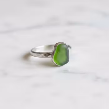 Silverring med grönt Sjöglas